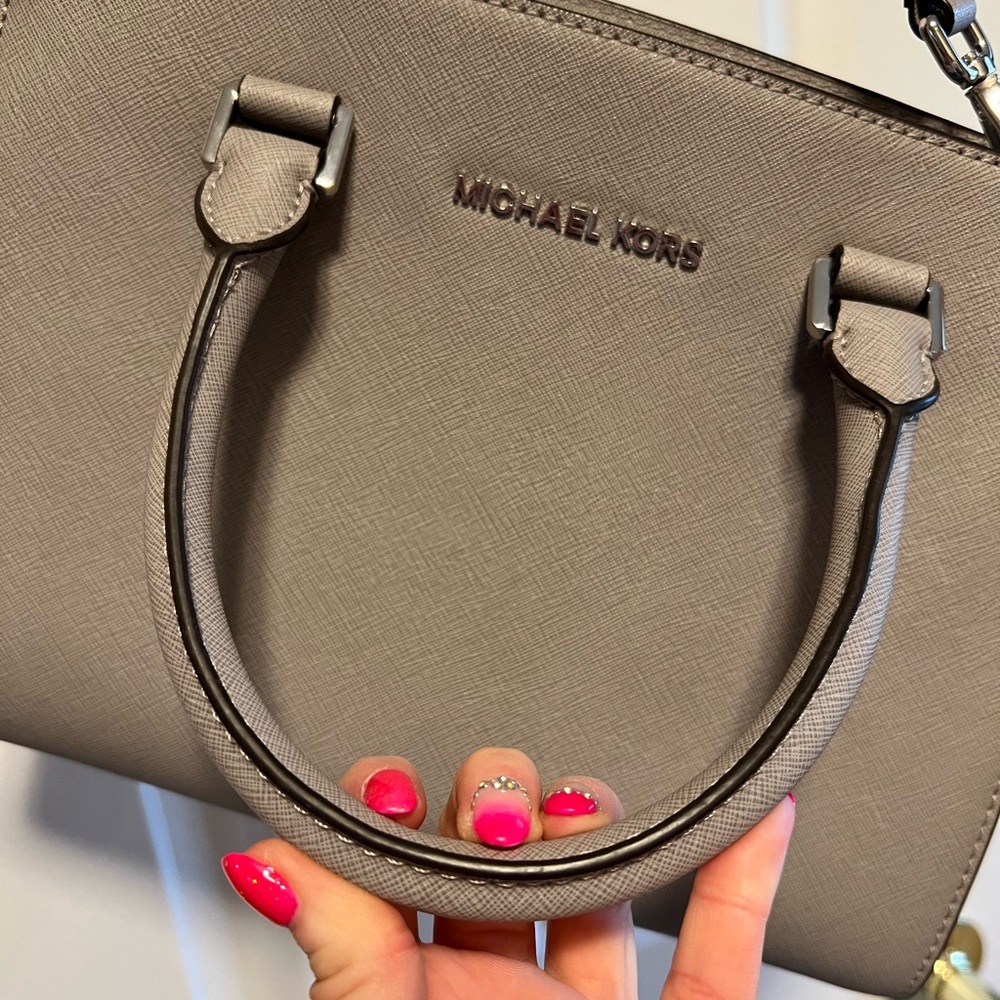 🩶 LIKE NEW 🩶 Michael Kors grey saffiano leather satchel with crossbody strap. - Picture 5 of 12